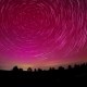 Auroras boreales fucsias iluminan el cielo de España