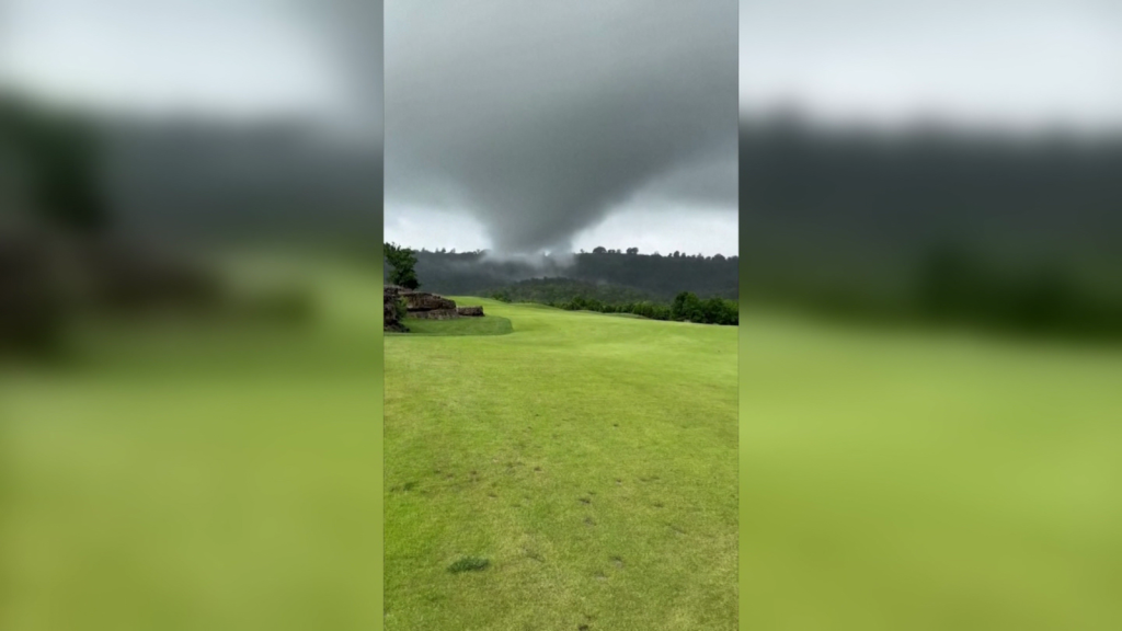 Un tornado arrasa un campo de golf en Missouri