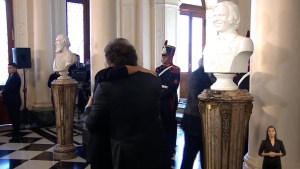 Milei coloca busto de Menem en el lugar de Néstor Kirchner