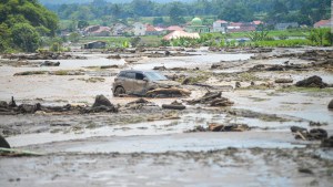 Inundaciones y lava afectan a Indonesia