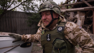 Una unidad del Ejército de Ucrania evacúa una ciudad fronteriza con Rusia