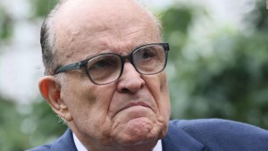 Giuliani recibe citación en plena fiesta