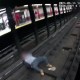 Policías rescatan a un hombre de las vías del Metro de Nueva York