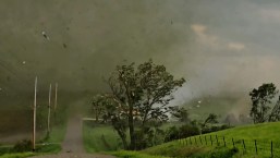 Mira cómo un tornado destruyó una casa
