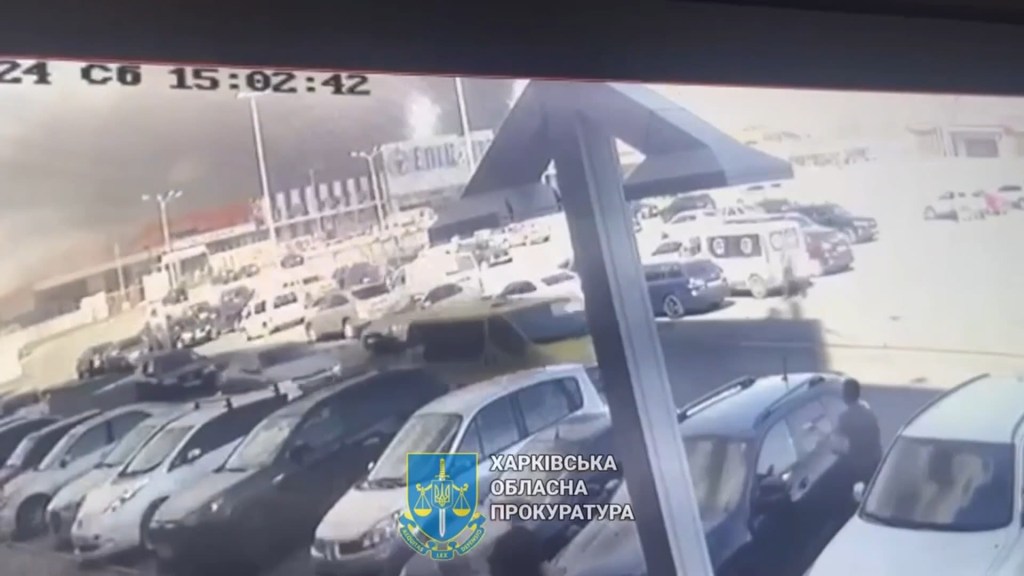 Este es el momento en que bombas rusas destruyen un supermercado en Járkiv