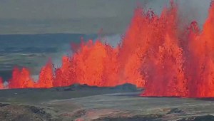 Video registra cómo la lava y humo salen disparados del volcán islandés