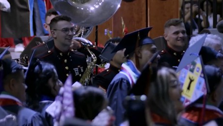 Al ritmo de banda de la Marina celebraron más de 1.000 egresados de universidad en Fresno
