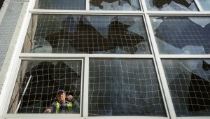 Un trabajador retira fragmentos de vidrio de una ventana rota, en una escuela dañada por un ataque con misiles rusos en Járkiv, Ucrania, el 8 de mayo de 2024. (Foto: Sofiia Gatilova/Reuters)