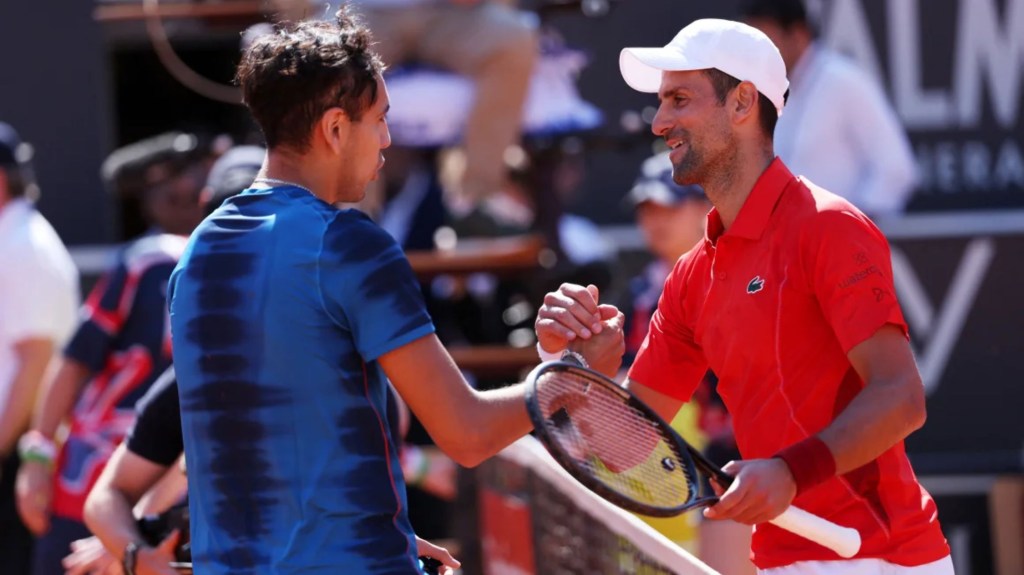 Novak Djokovic (a la izquierda) y Alejandro Tabilo se dan la mano en la red. (Crédito: Claudia Greco/Reuters)