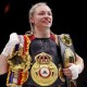 Lauren Price celebra la victoria con sus cinturones de campeona tras derrotar a Jessica McCaskill durante el combate por el título mundial wélter de la OIB y la AMB. (Crédito: James Chance/Getty Images)