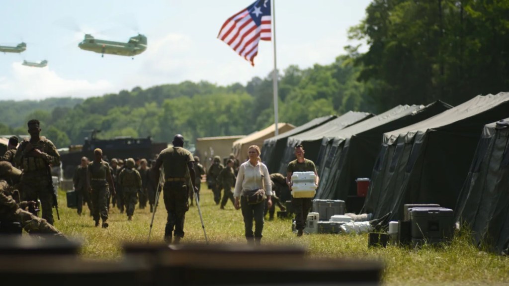 Kirsten Dunst, en el centro, interpreta a una fotoperiodista en "Civil War". La película encabezó la taquilla estadounidense en las últimas semanas. (Cortesía de A24)