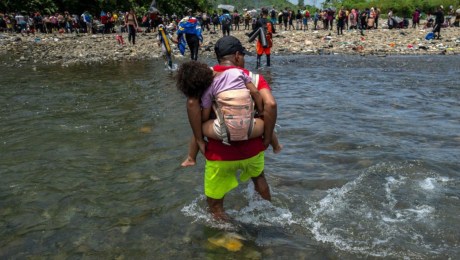Migrantes cruzan el río Tuquesa cerca del pueblo de Bajo Chiquito, el primer control fronterizo de la provincia de Darién en Panamá, el 21 de septiembre de 2023. (Crédito: LUIS ACOSTA/AFP vía Getty Images)