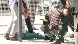 Esta imagen tomada de un video obtenido por AFPTV muestra al personal de seguridad deteniendo a un presunto atacante después de que el primer ministro de Eslovaquia recibiera varios disparos en Handlova el 15 de mayo de 2024. (Crédito: RTVS/AFP vía Getty Images)