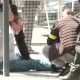 Esta imagen tomada de un video obtenido por AFPTV muestra al personal de seguridad deteniendo a un presunto atacante después de que el primer ministro de Eslovaquia recibiera varios disparos en Handlova el 15 de mayo de 2024. (Crédito: RTVS/AFP vía Getty Images)