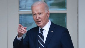 El presidente Joe Biden regresa al Despacho Oval tras hablar en el Jardín de las Rosas de la Casa Blanca el 14 de mayo de 2024. (Crédito: Win McNamee/Getty Images)