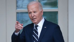 El presidente Joe Biden regresa al Despacho Oval tras hablar en el Jardín de las Rosas de la Casa Blanca el 14 de mayo de 2024. (Crédito: Win McNamee/Getty Images)