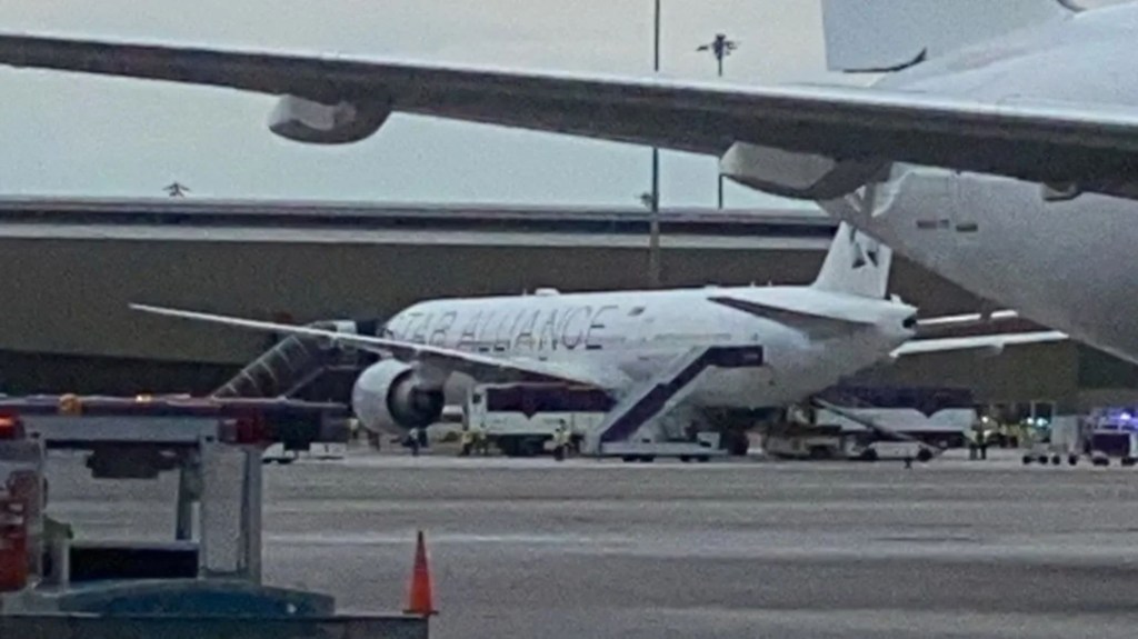 Un avión de una aerolínea de Singapur en la pista después de solicitar un aterrizaje de emergencia en el aeropuerto internacional Suvarnabhumi de Bangkok, Tailandia, el 21 de mayo de 2024. (Crédito: Pongsak Suksi/Reuters)