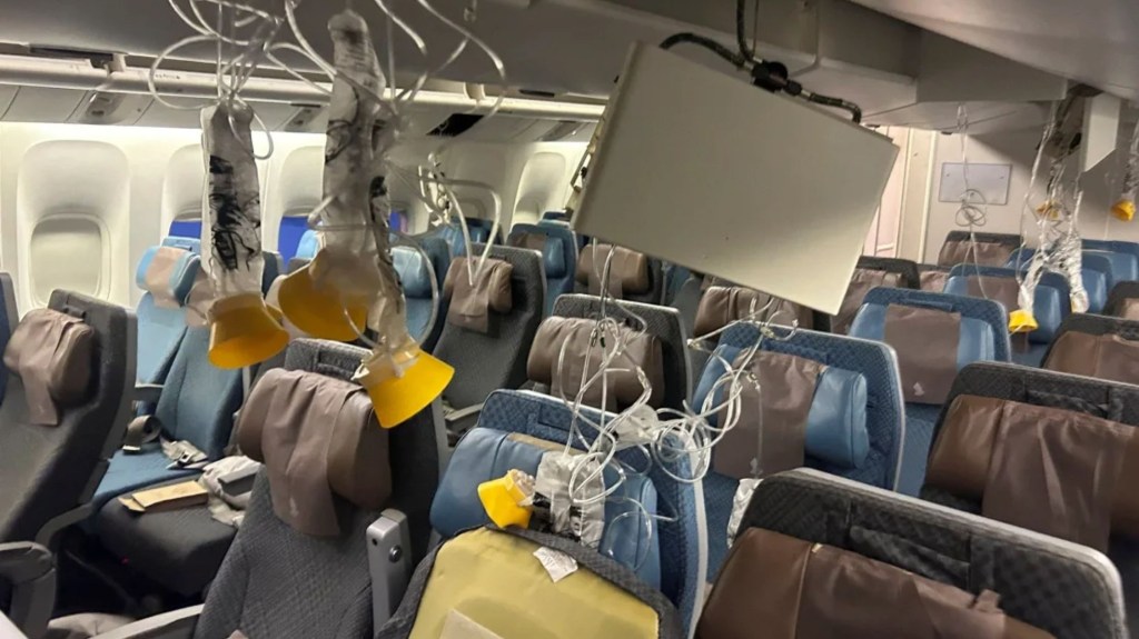 El interior del vuelo SQ321 de Singapore Airlines después de un aterrizaje de emergencia en el Aeropuerto Internacional Suvarnabhumi de Bangkok, Tailandia, el 21 de mayo. (Crédito: Reuters)