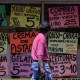 Un hombre observa los precios de los alimentos exhibidos en la fachada de un supermercado en Caracas el 8 de mayo de 2024. (Crédito: JUAN BARRETO/AFP vía Getty Images)