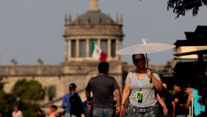 La gente se protege del sol durante una ola de calor que azota el país, en Guadalajara, estado de Jalisco, México, el 9 de mayo de 2024. (Crédito: ULISES RUIZ/AFP vía Getty Images)