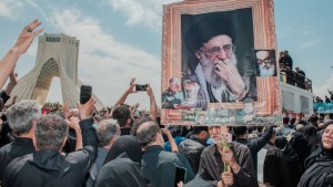 dolientes asisten a la procesión fúnebre organizada por el estado del difunto presidente iraní Ebrahim Raisi en la Plaza Azadi (Libertad) en Teherán, Irán, el 22 de mayo de 2024. (Crédito: HOSSEIN BERIS/Middle East Images/AFP vía Getty Images)