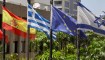 Las banderas de España e Israel (además de las de Grecia y la Unión Europea) ondean frente al edificio que alberga las oficinas de la Embajada de España en la ciudad central israelí de Tel Aviv el 22 de mayo de 2024. (Crédito: JACK GUEZ/AFP vía Getty Images)