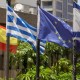 Las banderas de España e Israel (además de las de Grecia y la Unión Europea) ondean frente al edificio que alberga las oficinas de la Embajada de España en la ciudad central israelí de Tel Aviv el 22 de mayo de 2024. (Crédito: JACK GUEZ/AFP vía Getty Images)