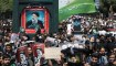 Dolientes iraníes asisten al funeral del difunto presidente Ebrahim Raisi en la ciudad de Mashhad, Irán, el 23 de mayo de 2024. (Crédito: HADIS FAGHIRI/FARS NEWS AGENCY/AFP vía Getty Images)