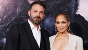 Jennifer Lopez y Ben Affleck llegan al estreno de "The Mother" en 2023. (Crédito: Michael Tran/AFP/Getty Images)