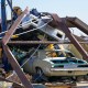 Vehículos en un taller de reparación de carrocería entre los escombros la mañana siguiente al paso de un tornado el 26 de mayo en Valley View, Texas. (Crédito: Julio Cortez/AP)