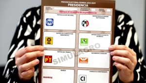 Una funcionaria del Instituto Nacional Electoral (INE) muestra la boleta que se utilizará para la elección de presidente en las próximas elecciones del 2 de junio en México. (Crédito: ULISES RUIZ/AE/AFP vía Getty Images)