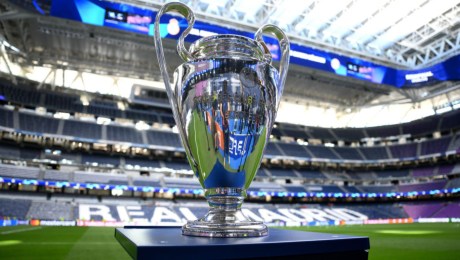 El trofeo de la UEFA Champions League antes del partido de vuelta de semifinales entre el Real Madrid y el Bayern Munich en el Estadio Santiago Bernabéu, el 8 de mayo de 2024 en Madrid, España. (Crédito: David Ramos/Getty Images)