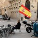 Un hombre con una bandera española sentado en una terraza mientras se lleva a cabo una sesión plenaria antes de la votación del controvertido proyecto de ley de amnistía del Gobierno, frente al Congreso de los Diputados en Madrid el 30 de enero de 2024. (Crédito: OSCAR DEL POZO/AFP vía Getty Images)