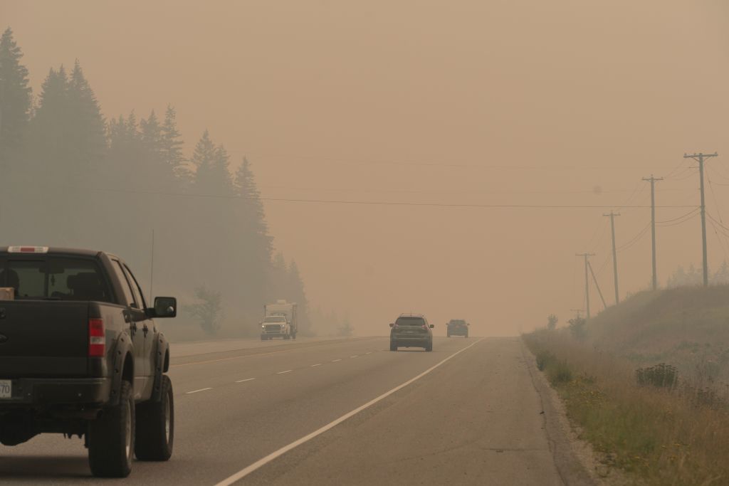 El tráfico en la autopista 1 atraviesa el denso humo del cercano incendio forestal Bush Creek East en Sorrento, Columbia Británica, el 20 de agosto de 2023. (Foto de PAIGE TAYLOR WHITE/AFP vía Getty Images)