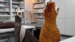 Las prendas históricas se exhiben en el anuncio del Museo Metropolitano de Arte de la exposición de primavera de 2024 del Costume Institute, "Bellezas durmientes: Reawakening Fashion" en Nueva York el 8 de noviembre de 2023. (Foto: ANGELA WEISS/AFP vía Getty Images).