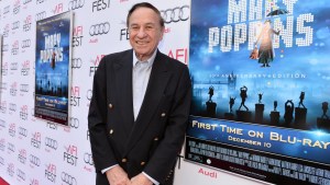 El compositor Richard M. Sherman asiste a la proyección conmemorativa del 50 aniversario de "Mary Poppins" de Disney durante el AFI FEST 2013 presentado por Audi en el Teatro Chino TCL el 9 de noviembre de 2013 en Hollywood, California. (Foto: Alberto E. Rodríguez/Getty Images para AFI).