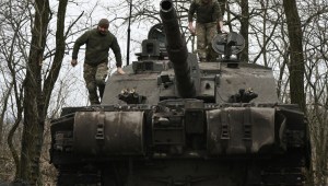Los militares ucranianos de la 82.a Brigada Separada de Asalto Aéreo se preparan para el combate con el tanque Challenger 2 en un lugar no revelado cerca de la línea del frente en la región de Zaporizhzhia, el 12 de febrero de 2024, en medio de la invasión rusa de Ucrania. (Foto: GENYA SAVILOV/AFP vía Getty Images).