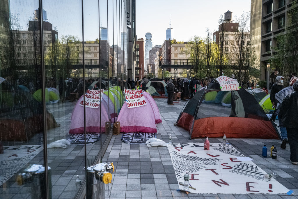 Estudiantes de la Universidad de Nueva York instalaron un campamento en solidaridad con Gaza mientras la policía hacía guardia el 26 de abril de 2024 en la ciudad de Nueva York. (Foto: Stephanie Keith/Getty Images).