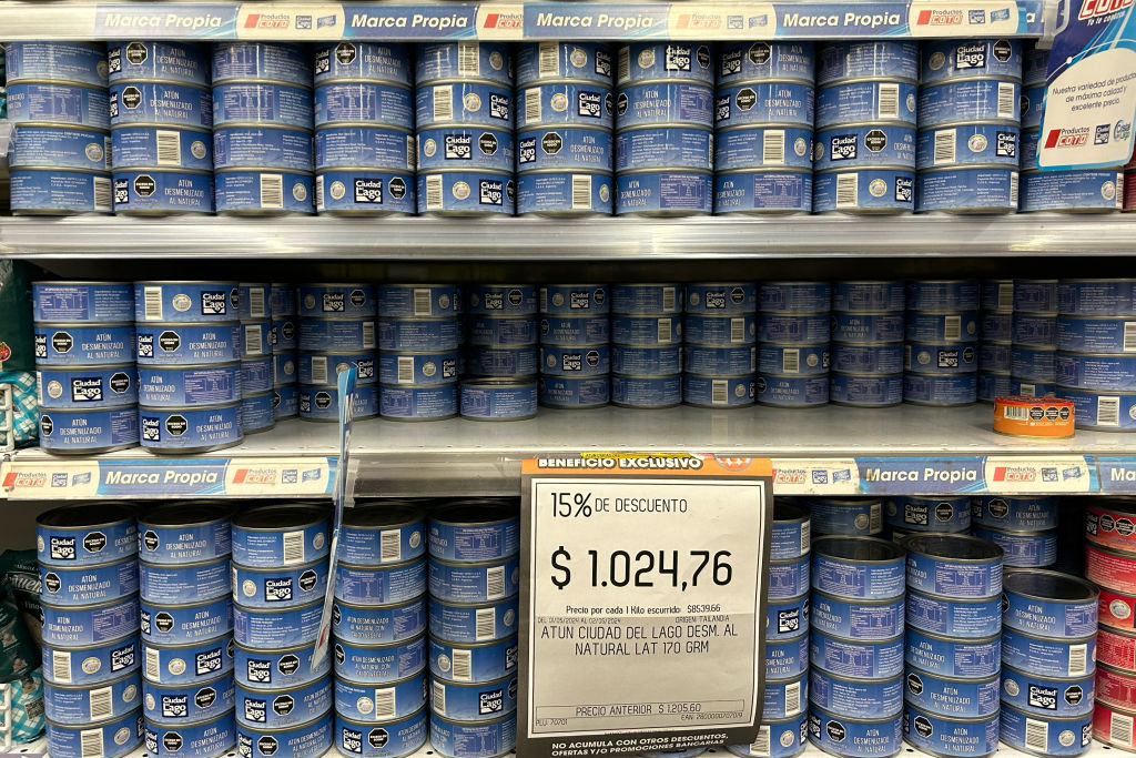 Se ven latas de atún a la venta con un 15% de descuento en un supermercado de Buenos Aires el 2 de mayo de 2024. (Foto: STRINGER/AFP vía Getty Images).