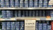 Se ven latas de atún a la venta con un 15% de descuento en un supermercado de Buenos Aires el 2 de mayo de 2024. (Foto: STRINGER/AFP vía Getty Images).