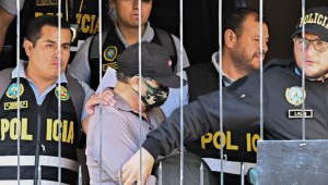 La policía y los fiscales escoltan a Nicanor Boluarte (C), hermano de la presidenta peruana Dina Boluarte, a un vehículo después de registrar su casa en Lima el 10 de mayo de 2024. (Foto: CRIS BOURONCLE/AFP vía Getty Images).