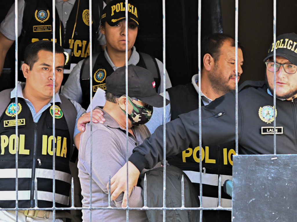 La policía y los fiscales escoltan a Nicanor Boluarte (C), hermano de la presidenta peruana Dina Boluarte, a un vehículo después de registrar su casa en Lima el 10 de mayo de 2024. (Foto: CRIS BOURONCLE/AFP vía Getty Images).