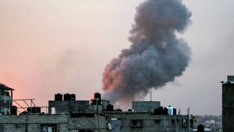 El humo se eleva por encima de los edificios durante un ataque israelí a primera hora de la mañana en Rafah, en el sur de Gaza, el 11 de mayo de 2024. (Crédito: AFP vía Getty Images)