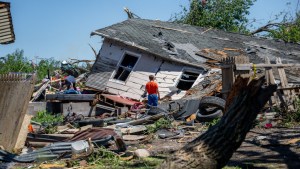 Una casa fue azotada por un tornado en mayo de 2024 en Barnsdall, Oklahoma. (Foto: Brandon Bell/Getty Images).