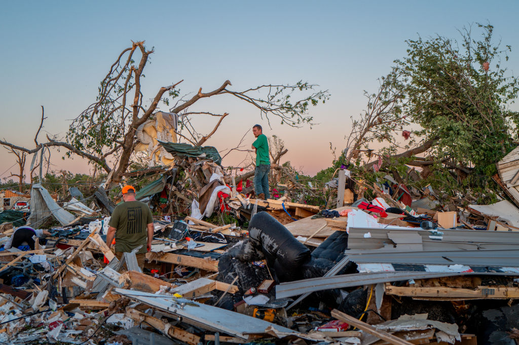 La familia Crowder inspecciona su casa destruida por un tornado el 7 de mayo de 2024 en Barnsdall, noreste de Oklahoma. (Foto: Brandon Bell/Getty Images).