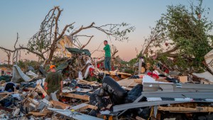 La familia Crowder inspecciona su casa destruida por un tornado el 7 de mayo de 2024 en Barnsdall, noreste de Oklahoma. (Foto: Brandon Bell/Getty Images).