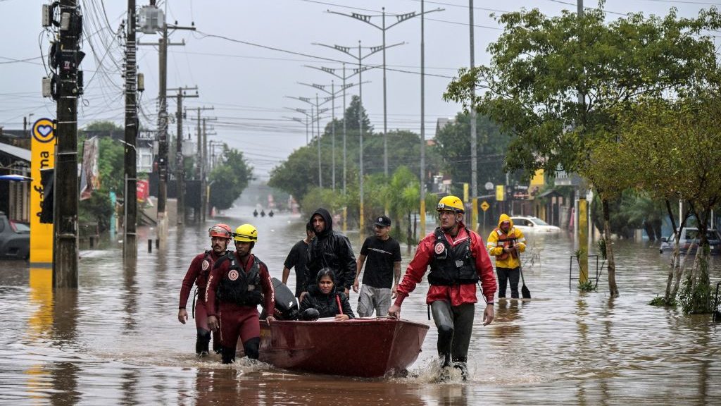 aumenta a 145 el número de muertos por inundaciones en brasil, según defensa civil