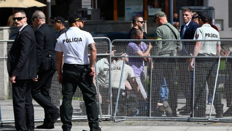 Personal de seguridad detiene a un presunto atacante después de que el primer ministro de Eslovaquia recibiera disparos en Handlova, Eslovaquia, el 15 de mayo de 2024. (Crédito: AFP vía Getty Images)
