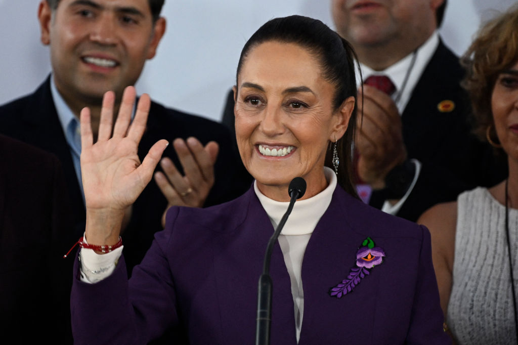 La candidata a la presidencia de México por Morena, Claudia Sheinbaum, habla a su llegada al tercer debate presidencial antes de las elecciones del 2 de junio en Ciudad de México, el 19 de mayo de 2024. (Crédito: ALFREDO ESTRELLA/AFP/Getty Images)