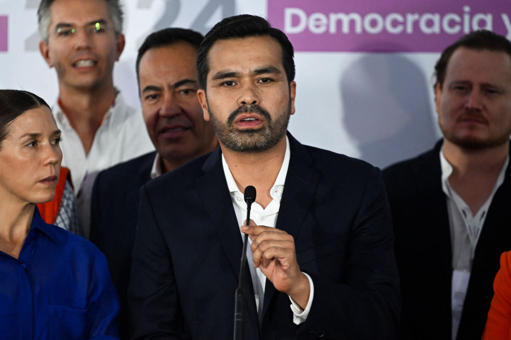 El candidato a la presidencia de México por el Partido Movimiento Ciudadano, Jorge Álvarez Máynez, habla a su llegada al tercer debate presidencial de cara a las elecciones el 2 de junio en Ciudad de México, el 19 de mayo de 2024. (Crédito: ALFREDO ESTRELLA/AFP/Getty Images)